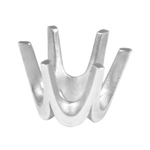 Puede incluir: Engaste de garras de plata para una piedra preciosa redonda. El engaste tiene cuatro garras que se curvan hacia arriba y alrededor de la piedra.