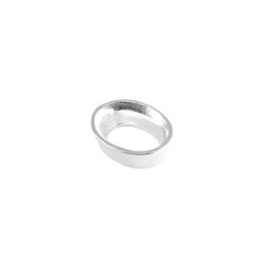 Puede incluir: Engaste ovalado de plata para la elaboración de joyas. El engaste es de metal liso y brillante con un borde redondeado.