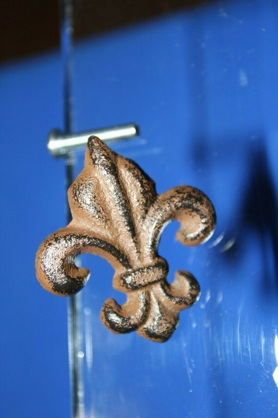 blue kitchen cabinet pulls