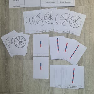 Peut inclure: Cartes éducatives pour l'apprentissage des fractions. Les cartes présentent des cercles divisés en sections, ainsi que des cartes montrant les fractions sous forme de barres. Certaines cartes ont du texte en italien.