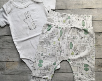 Set pantaloni e body neonato, abbigliamento neonati, Regalo nascita 6 mesi, Regalo pantaloncini e body fantasia varia