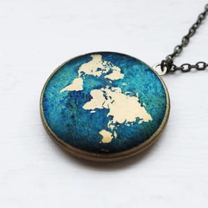 Wereldkaart medaillon, reiscadeau met foto, aandenken kaart medaillon, ketting aarde, afstuderen hanger, avontuur gepersonaliseerd wereldbol medaillon