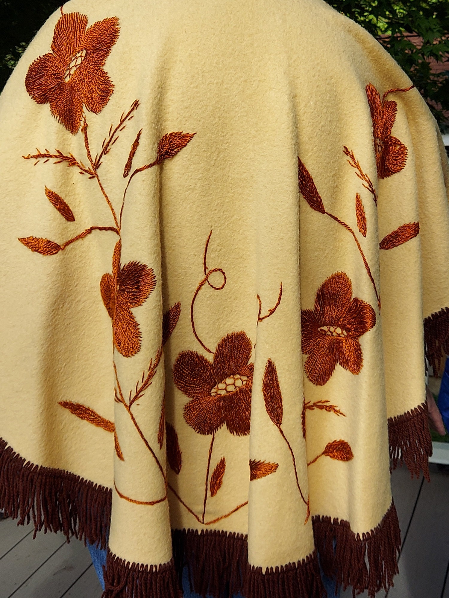 ウールポンチョケープ：1960年代の刺繍入り花柄フリンジ付き