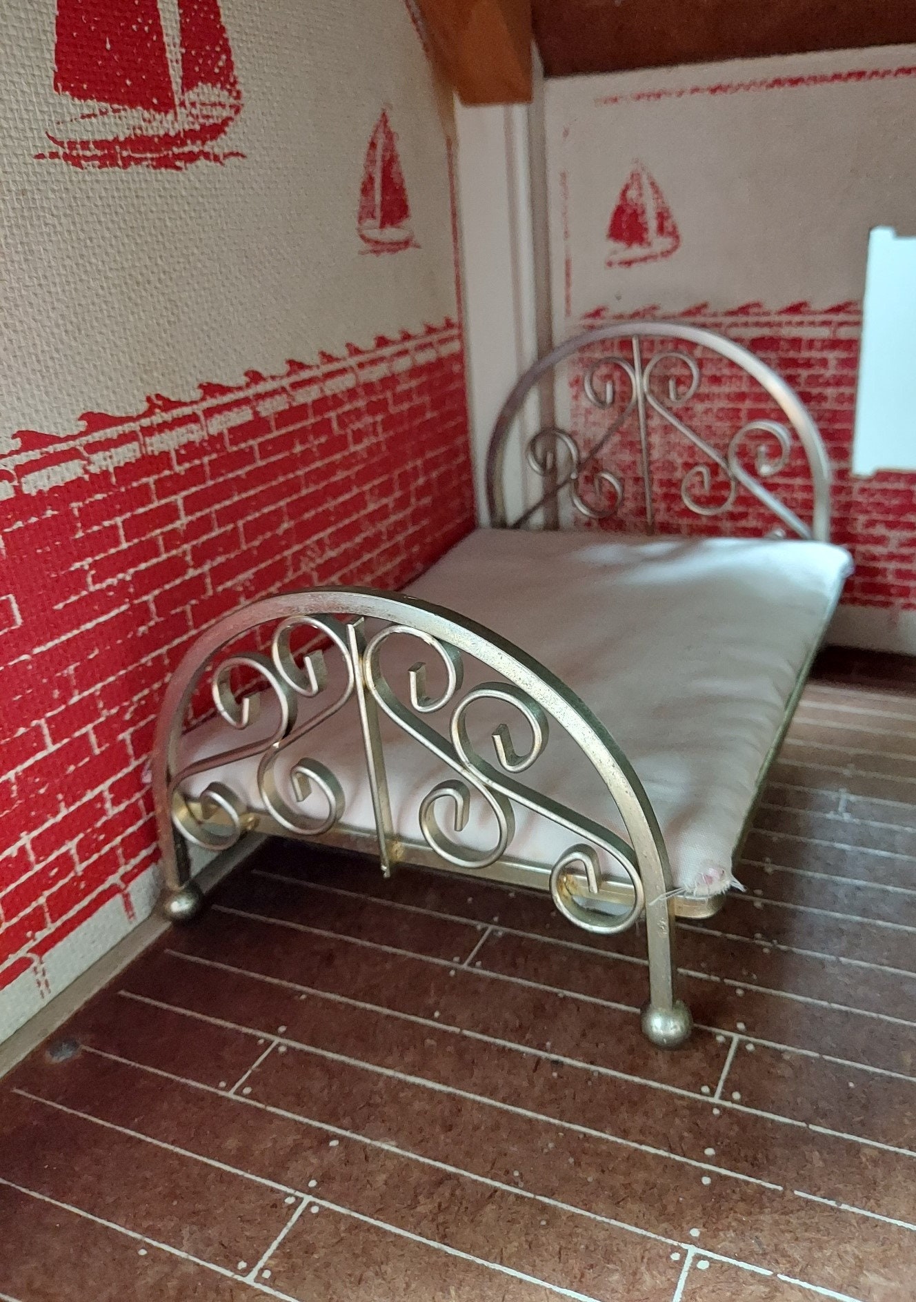 Lit Cage De Poupée Ancien Laqué Jaune - Avec Matelas D'origine - 61x35.5x43 Cm - Occasion Vintage