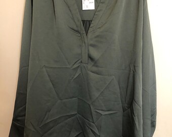 Ladies Long Sleeved Grey Pullover Blouse Buttons Cuffs Split-T Top Open Collar Ruffled Back Design