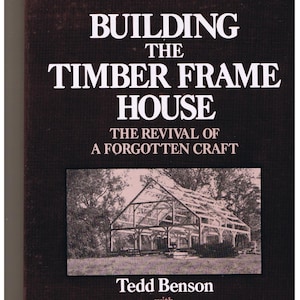 Puede incluir: Portada de libro con fondo negro y texto blanco que dice "Building the Timber Frame House: The Revival of a Forgotten Craft". La portada también presenta una foto en blanco y negro de una casa de estructura de madera en construcción.