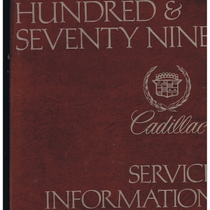 Puede incluir: Un libro encuadernado en cuero burdeos con el texto "NINETEEN HUNDRED & SEVENTY NINE" y "Cadillac SERVICE INFORMATION" en letras blancas. El logotipo de Cadillac es un escudo con una corona.