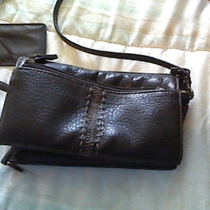 Cartera de hombro de piel sintética marrón con 4 secciones, espejo interior pequeño, bolsillo exterior para teléfono móvil o gafas, bolsillo interior con cremallera y correa