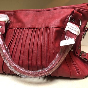 Cartera de piel sintética roja con múltiples compartimentos y diseño de diseñador