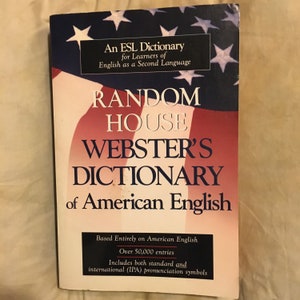 Könnte beinhalten: Ein roter, weißer und blauer Buchumschlag mit dem Titel "Random House Webster's Dictionary of American English". Das Buch ist ein ESL-Wörterbuch für Lerner von Englisch als Zweitsprache. Es enthält über 50.000 Einträge und sowohl Standard- als auch internationale Aussprachezeichen.