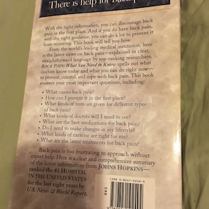 Puede incluir: Una portada de libro con el t&iacute;tulo "There is help for back pain..." y un subt&iacute;tulo "Back Pain: What You Need to Know". La portada del libro es blanca con texto negro y un c&oacute;digo de barras en la esquina inferior derecha. El libro est&aacute; publicado por Johns Hopkins, clasificado como el hospital n&uacute;mero 1 en los Estados Unidos durante los &uacute;ltimos ocho a&ntilde;os por U.S. News & World Report.