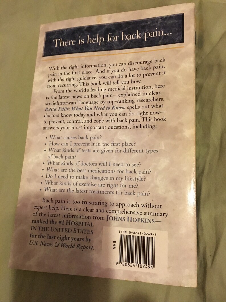 Puede incluir: Una portada de libro con el t&iacute;tulo "There is help for back pain..." y un subt&iacute;tulo "Back Pain: What You Need to Know". La portada del libro es blanca con texto negro y un c&oacute;digo de barras en la esquina inferior derecha. El libro est&aacute; publicado por Johns Hopkins, clasificado como el hospital n&uacute;mero 1 en los Estados Unidos durante los &uacute;ltimos ocho a&ntilde;os por U.S. News & World Report.