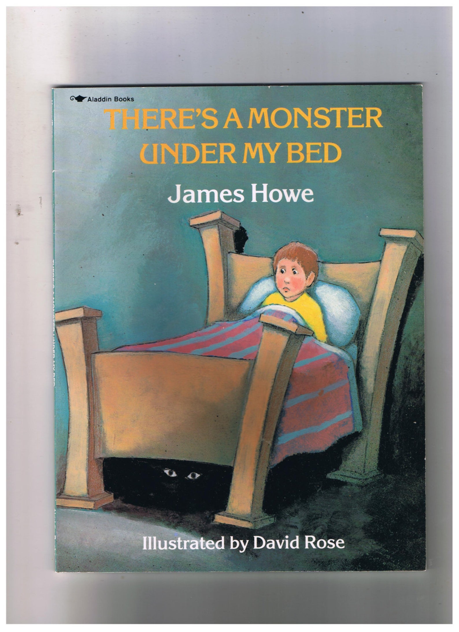 Book lover. Monster under my bed фф. A ball for daisy книга. Монстры под кроватью книга. Чтение перед сном иллюстрация.