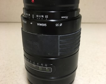 Camera Lens Sigma Auto Focus 75-200mm Zoom f/3.8 Camera Lens + 2 Lens Caps & Black Leather Strapped Lens Case