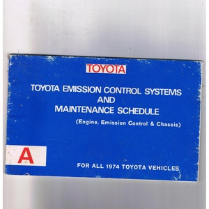Puede incluir: Un folleto azul con el título "TOYOTA EMISSION CONTROL SYSTEMS AND MAINTENANCE SCHEDULE (Engine, Emission Control & Chassis)" y el texto "FOR ALL 1974 TOYOTA VEHICLES". El folleto tiene una letra "A" roja en la esquina superior izquierda.