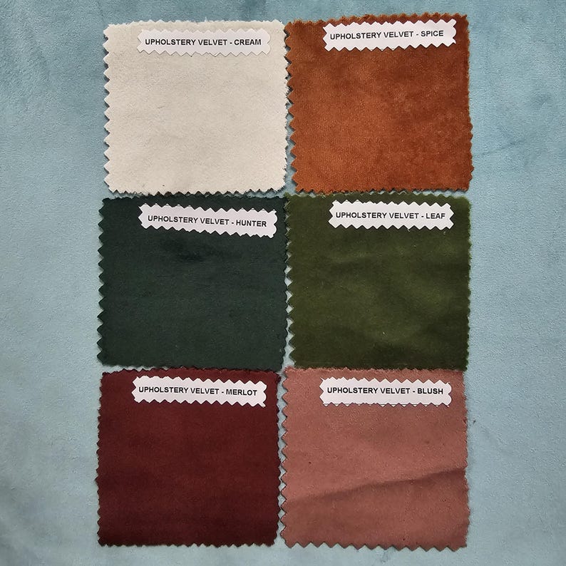 Puede incluir: Seis muestras cuadradas de tela de terciopelo para tapicer&iacute;a con bordes dentados. Los colores est&aacute;n etiquetados como UPHOLSTERY VELVET - CREAM, SPICE, HUNTER, LEAF, MERLOT y BLUSH. Cada muestra tiene una etiqueta blanca con texto negro.