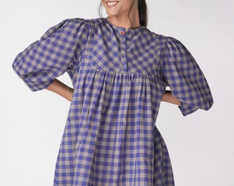 Blau Graues Baumwolle Karo Kleid: Boho Loose Fit mit Volumenärmeln, Herz Stickerei