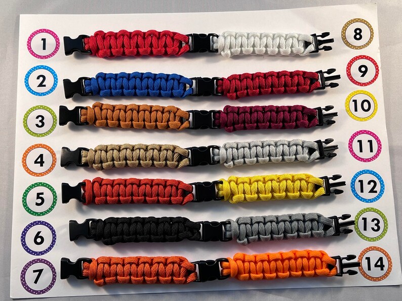Puede incluir: Una muestra de 8 pulseras de paracord de diferentes colores con cierres negros. Las pulseras est&aacute;n numeradas del 1 al 8.
