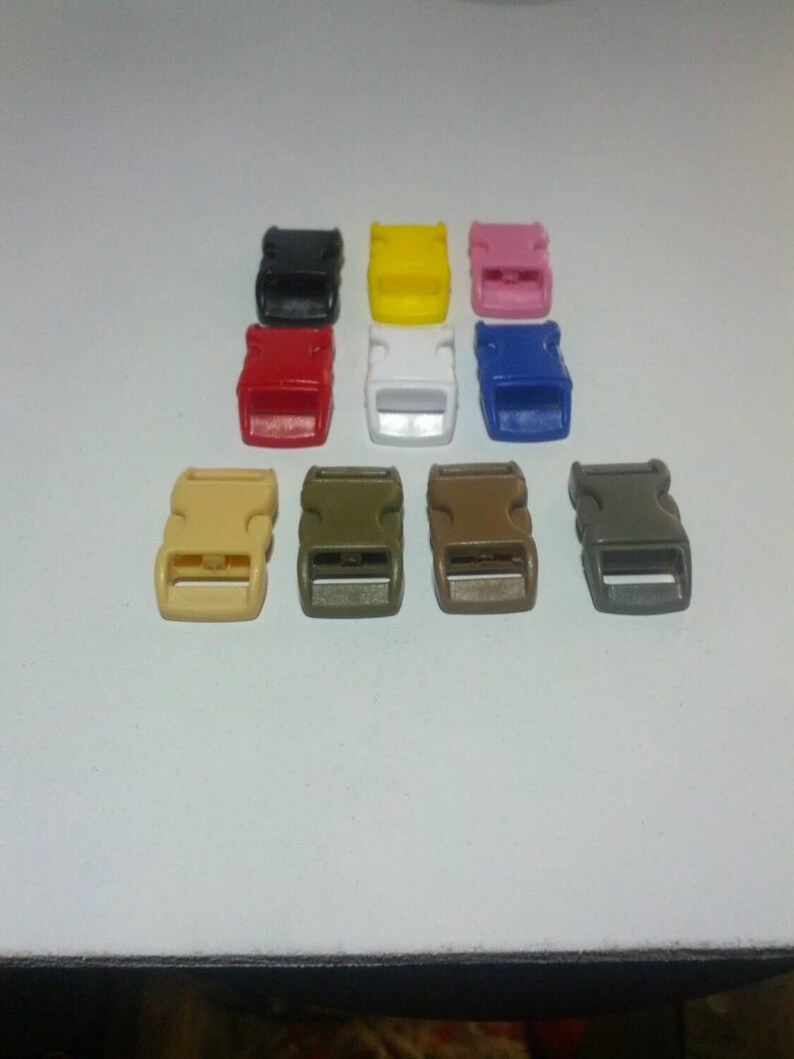 Puede incluir: Surtido de diez cierres de hebilla de pl&aacute;stico en varios colores, incluyendo negro, rojo, blanco, amarillo, azul, rosa, marr&oacute;n claro, marr&oacute;n y verde.