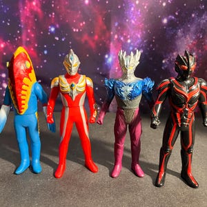 Lotto di 4 personaggi Ultraman degli anni &#39;90 / Dark Zagi, Alien Metron, Ultra Hero Series / Bandai