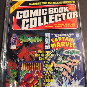 Może przedstawiać: Magazyn Comic Book Collector z kartą promocyjną Skybox X-Men z 1993 roku. Magazyn zawiera tekst "Comic Book Collector" i "The Most Complete Monthly Comic Price Guide". Widoczne są okładki komiksów Spawn i Captain Marvel.