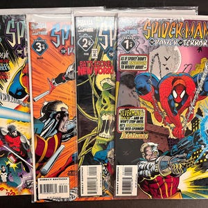 Puede incluir: Una colección de cómics de Marvel con Spider-Man y otros personajes. Las portadas muestran ilustraciones vibrantes con escenas de acción, incluyendo a Spider-Man balanceándose y el Castigador. Los cómics están en fundas protectoras.