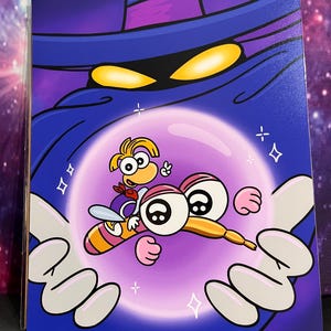 Peut inclure: Illustration vibrante d'un personnage de dessin animé aux grands yeux et au corps rayé, maintenu dans un orbe violet brillant. Le fond est bleu foncé avec une grande figure à capuche. L'œuvre a un style ludique et fantaisiste.