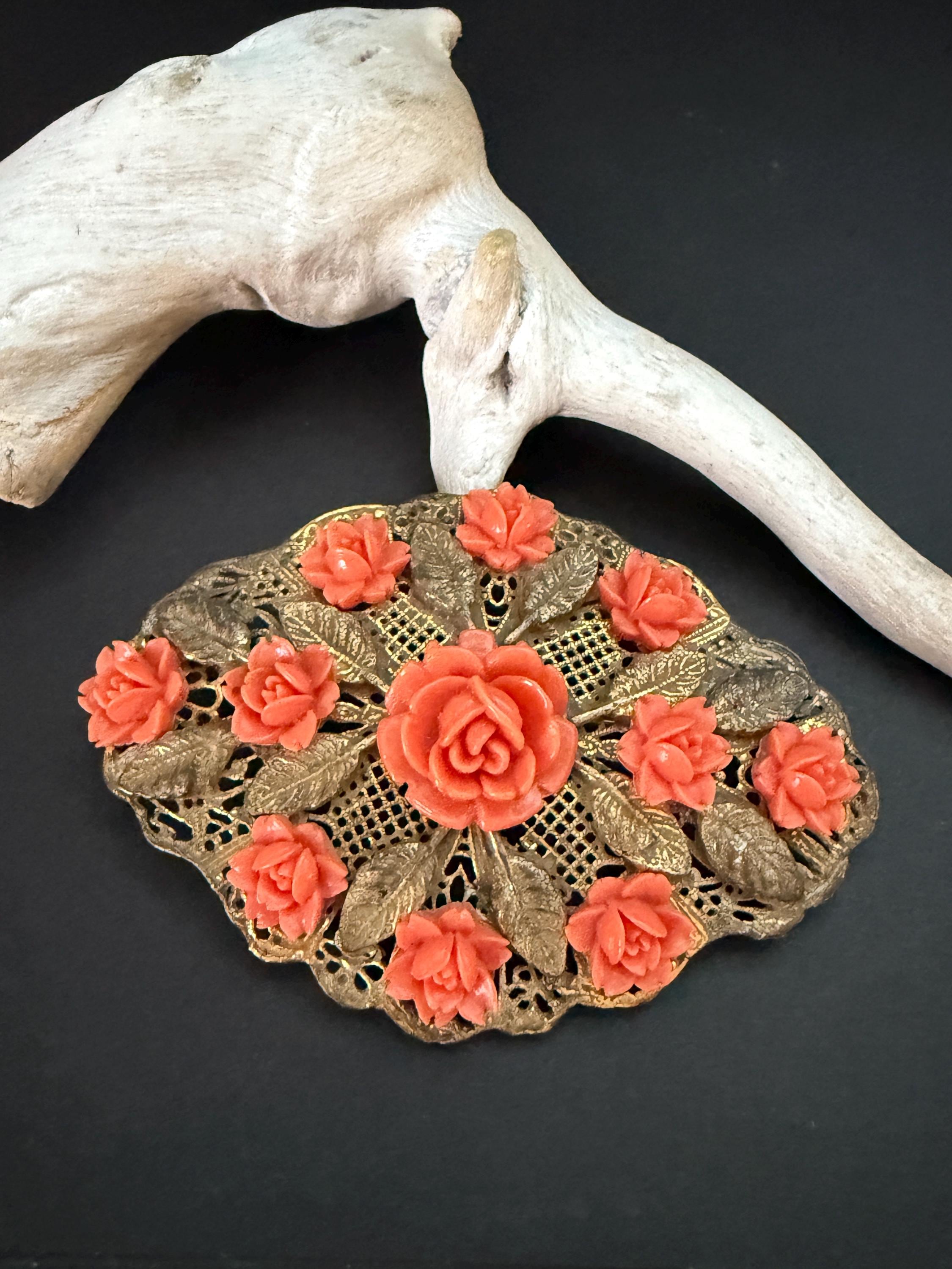 broche chanel coco perles chaine et logo cc