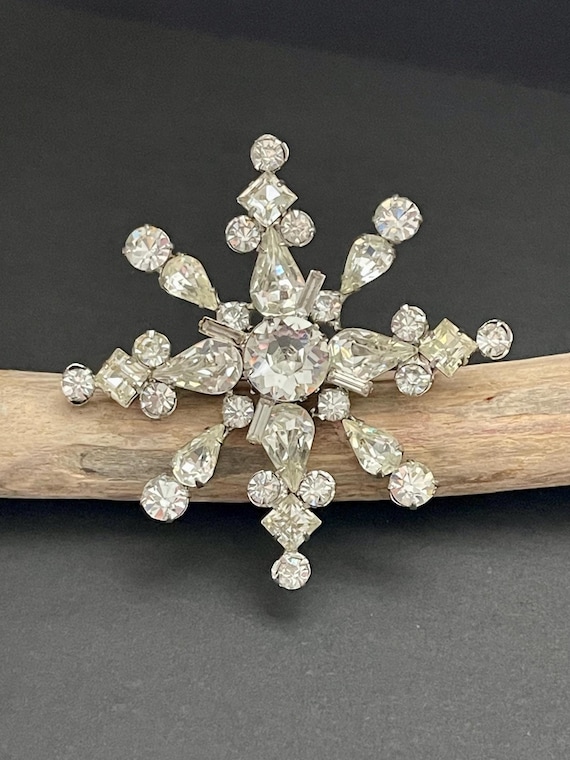 Vintage rhinestone snowflake brooch - Gem