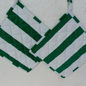 Topflappen genäht , Set von 2 grün weiß gesteppte Topflappen , Quilttopflappen Bild 5