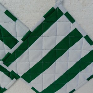 Topflappen genäht , Set von 2 grün weiß gesteppte Topflappen , Quilttopflappen Bild 9
