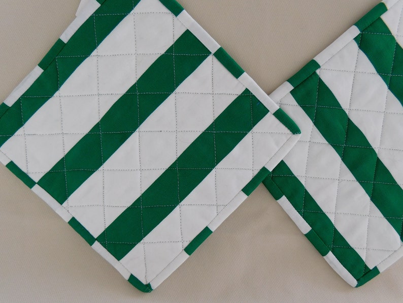 Topflappen genäht , Set von 2 grün weiß gesteppte Topflappen , Quilttopflappen Bild 3