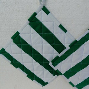 Topflappen genäht , Set von 2 grün weiß gesteppte Topflappen , Quilttopflappen Bild 8