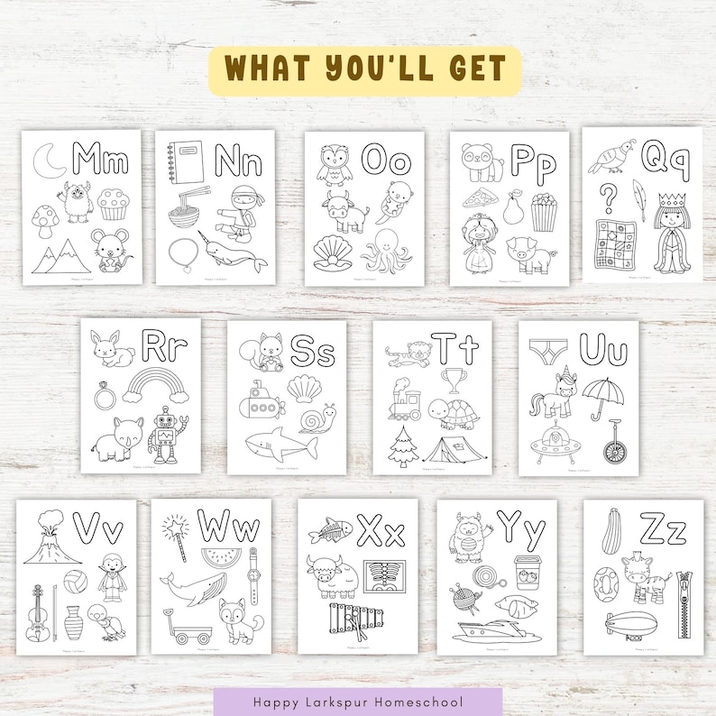 Op de afbeelding: Een set van 26 printbare alfabet flashcards met zwart-wit illustraties van verschillende objecten voor elke letter. De flashcards zijn ontworpen voor kinderen die het alfabet leren en bevatten de letters Mm, Nn, Oo, Pp, Qq, Rr, Ss, Tt, Uu, Vv, Ww, Xx, Yy en Zz.