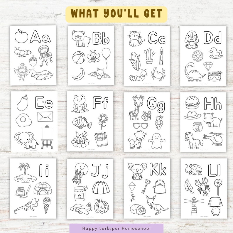 Op de afbeelding: Zwart-witte printbare alfabet kleurplaten met verschillende illustraties voor elke letter. De pagina's bevatten afbeeldingen zoals een appel, een beer, een kat, een hond, een aubergine, een kikker, een giraffe, een hamburger, een iglo, een kwal, een koala, een lieveheersbeestje, een vuurtoren, een paddenstoel, een pompoen, een raket, een slak, een aardbei, een theepot, een eenhoorn, een watermeloen en een xylofoon.