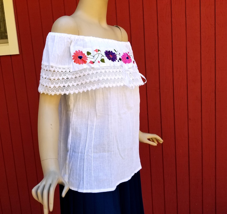 Frieda Kahlo Fiesta Mexican Shirt Boho Peasant Blouse Vintage Off the Shoulder Flower Embroidered White Blouse Lace Collar Blouse