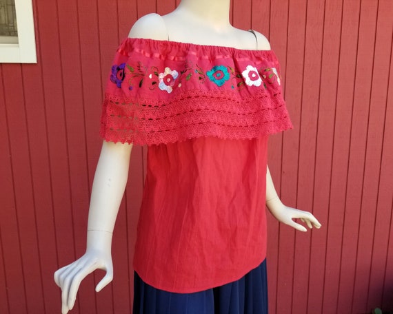 Blusa roja vintage de la flor del hombro bordada Blusa Campesina