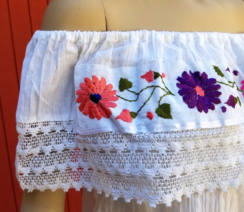 Frieda Kahlo Fiesta Mexican Shirt Boho Peasant Blouse Vintage Off the Shoulder Flower Embroidered White Blouse Lace Collar Blouse