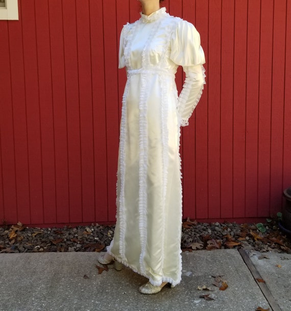Vintage 1960s White Lace & Satin Wedding Dress | … - image 5
