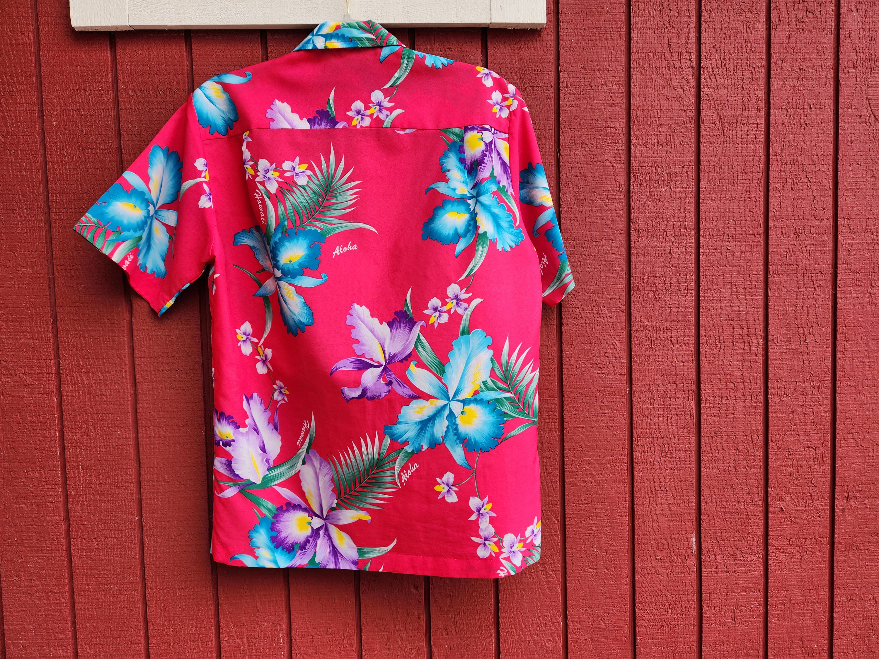 Discover Camisa Hawaiana Rosa con Botones Unisex