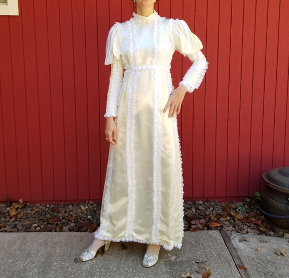 Vintage 1960s White Lace & Satin Wedding Dress | … - image 2