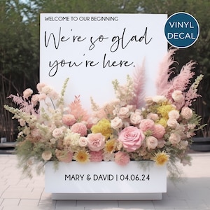 Letras de letrero de caja de flores - Bienvenido a nuestra calcomanía de letrero de inicio - Estamos muy contentos de que esté aquí - Decoración de boda moderna personalizada