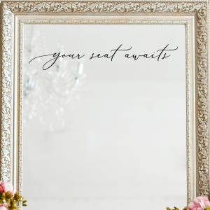 Calcomanía para plano de asientos de boda Your Seat Awaits - Calcomanía de vinilo personalizada para espejo de boda - Calcomanía de vinilo con caligrafía elegante para decoración de bodas