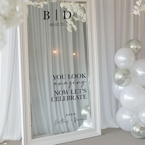 Calcomanía para espejo "Te ves increíble. Celebremos". Letrero de bienvenida para boda con letras de vinilo, fecha y nombres personalizados, autoadhesivo para espejo.
