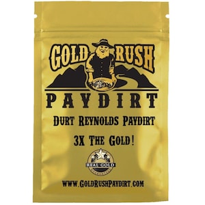 Puede incluir: Una bolsa de Gold Rush Paydirt de color dorado con un buscador de oro de dibujos animados. La bolsa es de color dorado con texto negro que dice "Gold Rush Paydirt", "Dirt Reynolds Paydirt", y "3X The Gold!" Un pequeño sello de estrella dorada dice "Real Gold Guaranteed". La parte inferior de la bolsa dice "www.goldrushpaydirt.com".