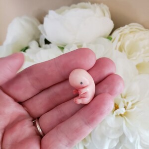 美しい幼児の赤ちゃんの死、流産のメモリアルギフト彫刻ミニチュア彫刻ブラックブラウンお悔やみカード