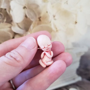 美しい幼児の流産のメモリアルギフト彫刻彫刻ミニチュアブラックブラウンお悔やみカードミシェルロイ