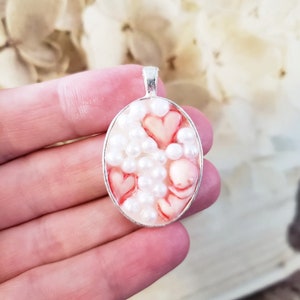 楕円形の美しい赤ちゃんの彫刻ペンダント。流産、乳児のメモリアル、記念品、お悔やみカード、粘土製ミニチュア。ミシェル・ロイ