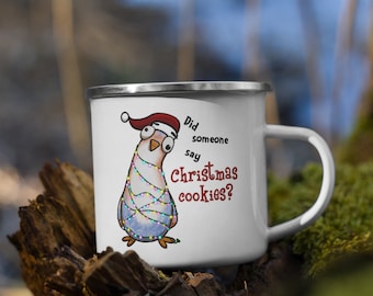鳩が「クリスマスクッキーって言った？」と聞いているクリスマスエナメルマグ