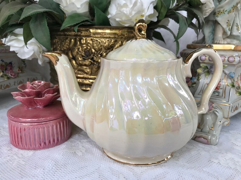 Pearlised Lustre Sadler English Swirl Teapot